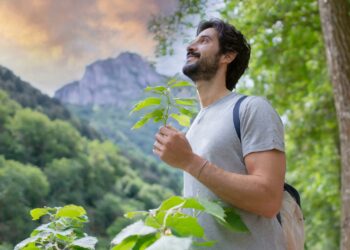 una persona che capisce l'importanza della biodiversità