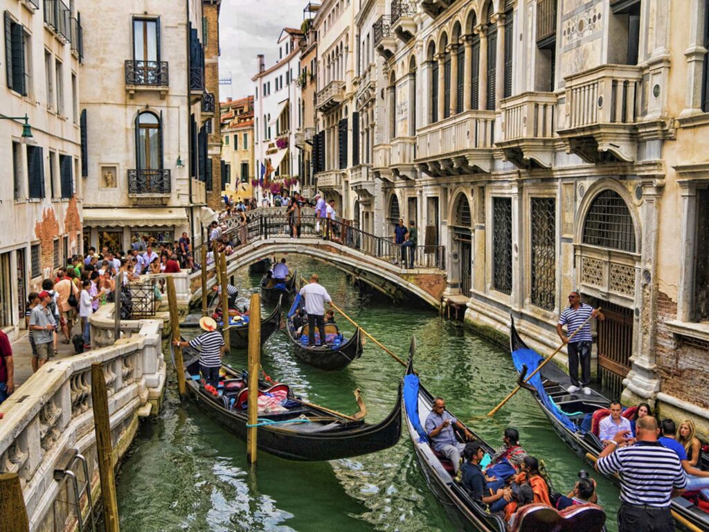 Venezia introduce il biglietto d’ingresso per i turisti giornalieri: Dettagli e implicazioni